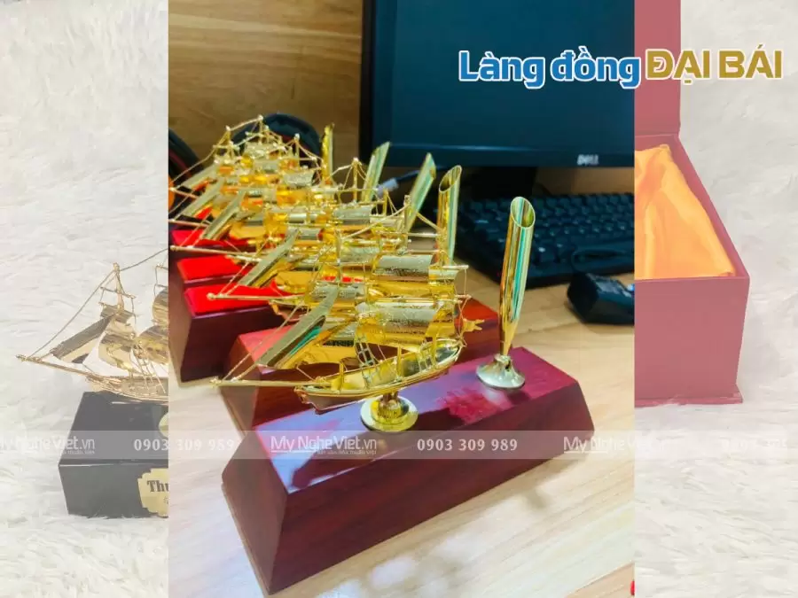 Mô hình thuyền buồm mạ vàng 24K